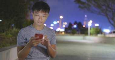 Cep telefonu kentin genç adam göz 