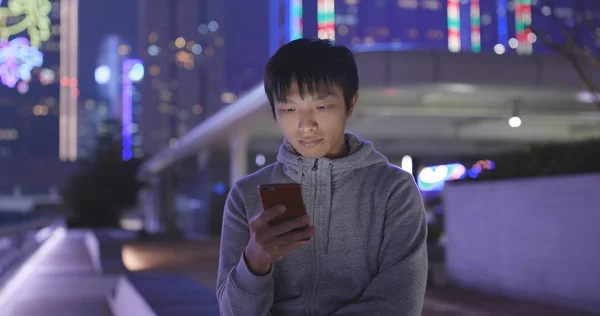 Человек Использующий Мобильный Телефон Ночью Городским Фоном — стоковое фото