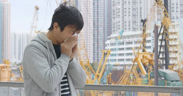 Hombre Estornudando Aire Libre Sobre Sitio Construcción —  Fotos de Stock