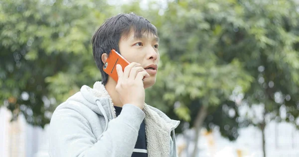 Ázsiai Ember Beszél Mobiltelefon — Stock Fotó