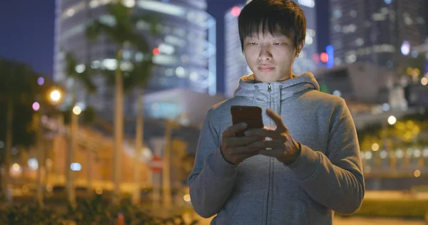 Ασιατικό Άτομο Χρησιμοποιώντας Κινητό Στο Χονγκ Κονγκ Νύχτα — Φωτογραφία Αρχείου