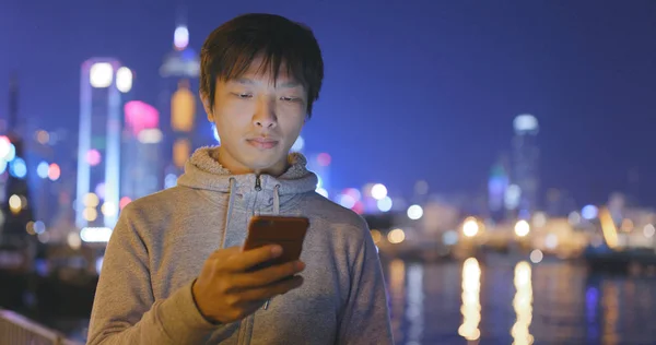 Junger Mann Nutzt Nachts Smartphone Der Stadt — Stockfoto