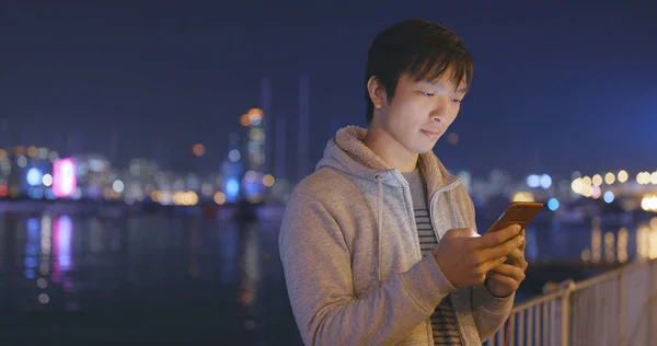 Jeune Homme Utilisant Téléphone Intelligent Dans Ville Nuit — Photo