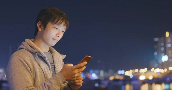 Mann Benutzt Smartphone Der Nacht Freien — Stockfoto