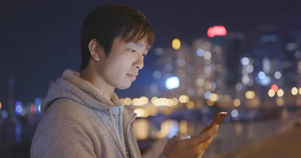 Asiatiska Man Använder Mobiltelefon Hong Kong Natten — Stockfoto