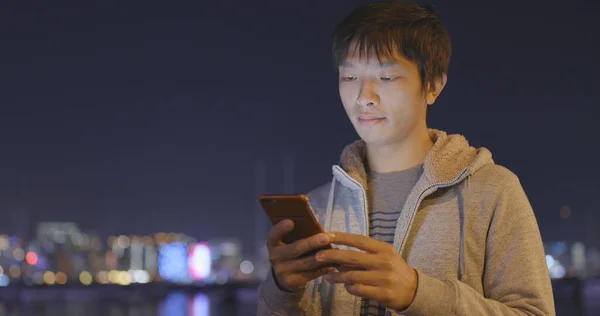 Man Som Använder Mobiltelefon Natten — Stockfoto