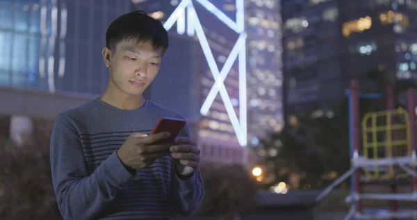 Hombre Usando Smartphone Ciudad Por Noche — Foto de Stock