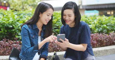 Arkadaşlar cep telefonu birlikte açık kullanma 