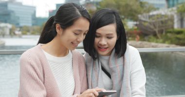 Kız arkadaşlar cep telefonu birlikte açık kullanma 