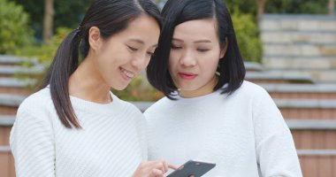 Cep telefonu açık, üzerindeki konumları bulma arkadaşlar 