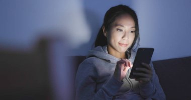 Online alışveriş için cep telefonu kullanan kadın 