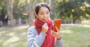 Yapma video kadın parkta derim 