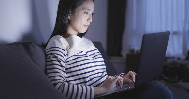 Geceleri dijital tablet bilgisayarda çalışan kadın 