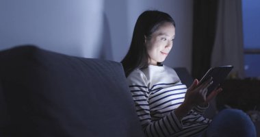 Tablet bilgisayar geceleri arayan kadın 