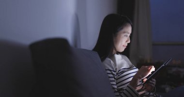 Tablet bilgisayar geceleri arayan kadın 