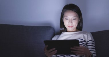 Dijital tablet bilgisayar kullanan kadın 