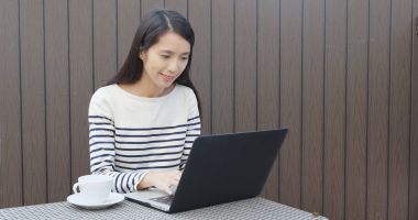 Dizüstü bilgisayarda çalışan kadın 