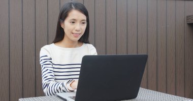 Dizüstü bilgisayar üzerinde çalışan kadın 