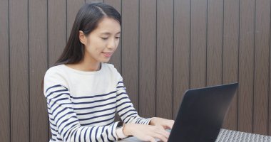 Açık, dizüstü bilgisayarda çalışan kadın 