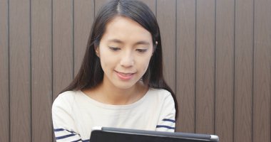 Tablet bilgisayar için online kullanan kadın 