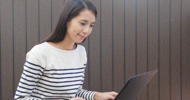 vrouw met behulp van zakboekje computer 