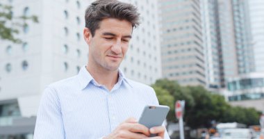 Beyaz adam göz cep telefonu 