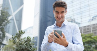 Şehirde cep telefonu kullanan bir adam 