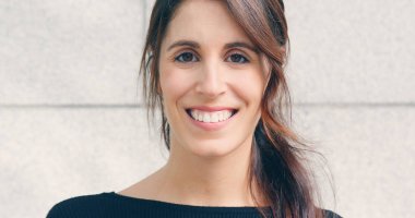 Kafkas kadın kameraya gülümseyen