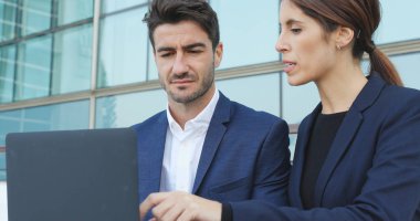 Dizüstü bilgisayarda birlikte çalışan iş adamları 