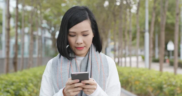 Kvinna Med Hjälp Mobiltelefon Utomhus — Stockfoto