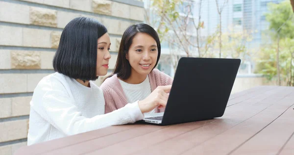 Mulheres Usando Notebook Computador Livre — Fotografia de Stock