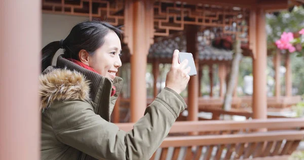 Азиатка Посещает Китайский Сад Использует Мобильный Телефон Съемки Фото Видео — стоковое фото