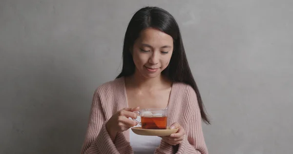 Mulher Tomando Chá Sobre Fundo Cinza — Fotografia de Stock