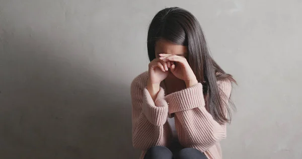 Депрессивная Женщина Плачет Сером Фоне — стоковое фото