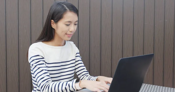 Vrouw Die Laptopcomputer Buiten Werkt — Stockfoto