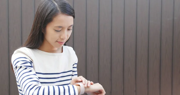 Woman Using Smart Watch — Stock Photo, Image