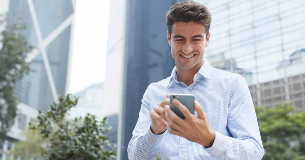 Muž Pomocí Mobilního Telefonu Městě — Stock fotografie