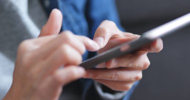Akıllı telefon kullanan kadına yakınlaş. 