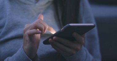 Elinde akıllı telefon kullanan kadın