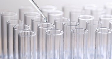 pipet akışkan bir birkaç test tüpleri için ekleme 