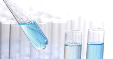 Laboratuvar test tüpleri kapanıyor.
