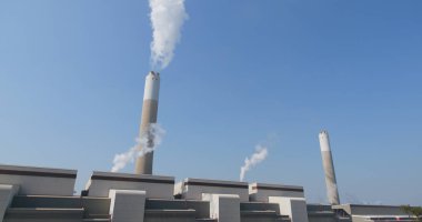 Üzerinde mavi gökyüzü dan fabrika Bacada duman 