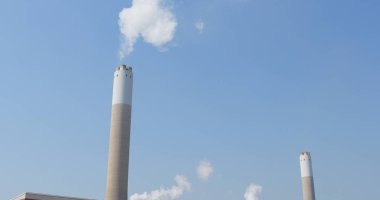 Fabrikadan üzerinde mavi gökyüzü duman 