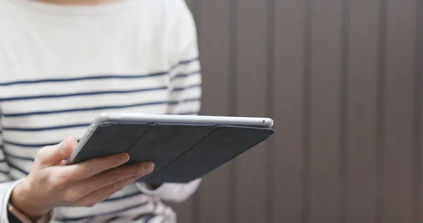 Kobieta Domu Przy Użyciu Komputera Typu Tablet — Zdjęcie stockowe