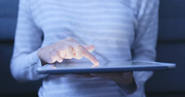 Tablet Bilgisayarda Alışveriş Kadın — Stok fotoğraf