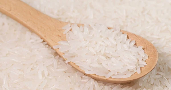 Άσπρο Ρύζι Και Ξύλινο Κουτάλι — Φωτογραφία Αρχείου