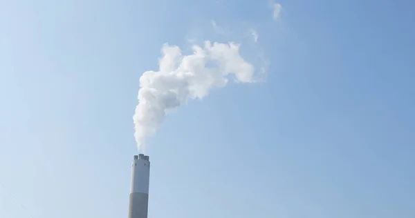 Humo Chimenea Con Cielo Azul —  Fotos de Stock