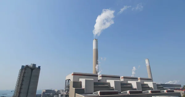 Humo Chimenea Fábrica Con Cielo Azul — Foto de Stock