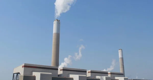 青い空に煙の工場上のスタック — ストック写真