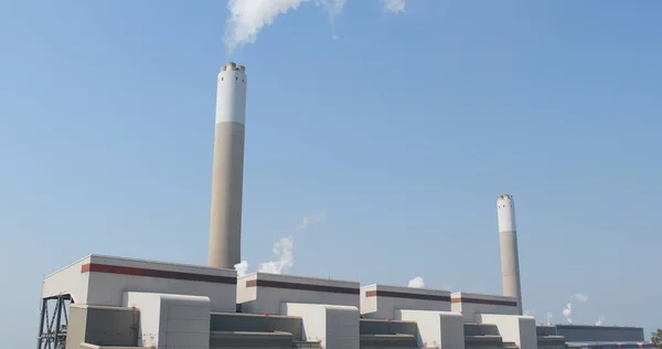 Rauchschwaden Über Fabrik Bei Blauem Himmel — Stockfoto